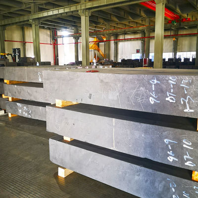 La coulée et le moulage de l'argent utilisent un bloc de graphite isostatique à haute densité